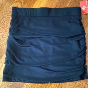 Black mini scrunchy skirt size L new with tag.